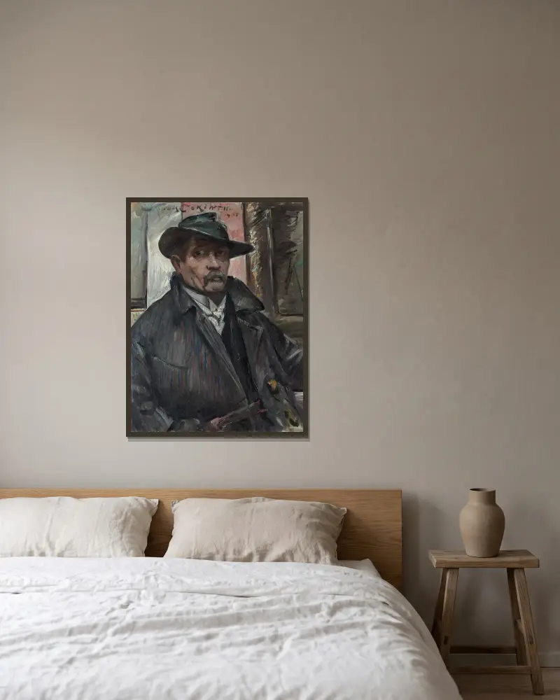 Selbstbildnis mit Hut und Mantel von Lovis Corinth gerahmt an einer Wand