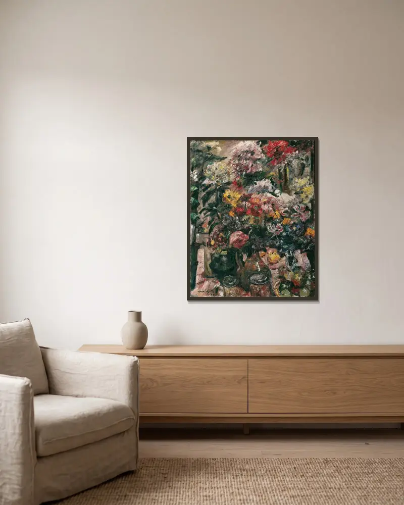 Stilleben med krysantemum och amaryllis av Lovis Corinth inramad på en vägg