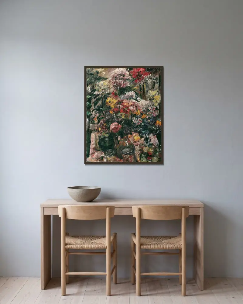 Stilleben med krysantemum och amaryllis av Lovis Corinth inramad på en vägg