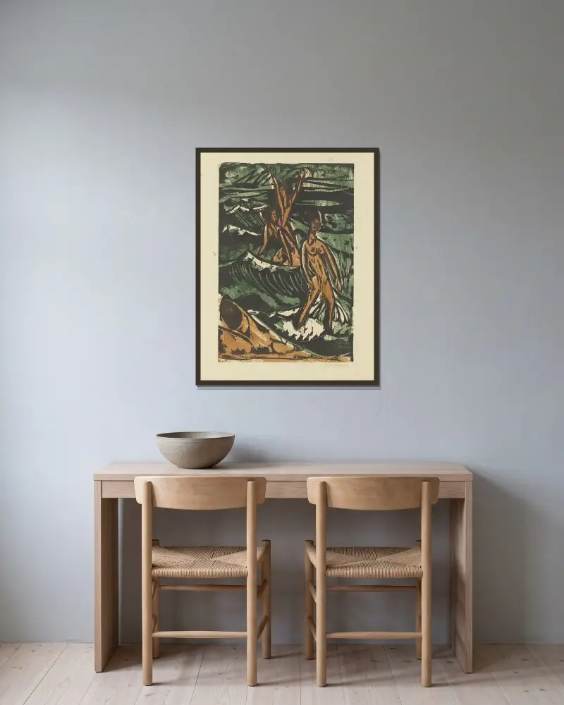 Drei Badende in den Wellen von Ernst Ludwig Kirchner gerahmt an einer Wand