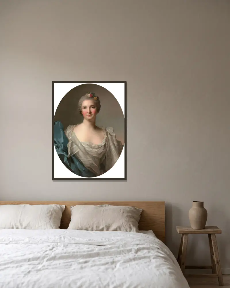 Porträt einer vornehmen Dame in weißem Kleid und blauem Vorhang von Jean-Marc Nattier gerahmt an einer Wand