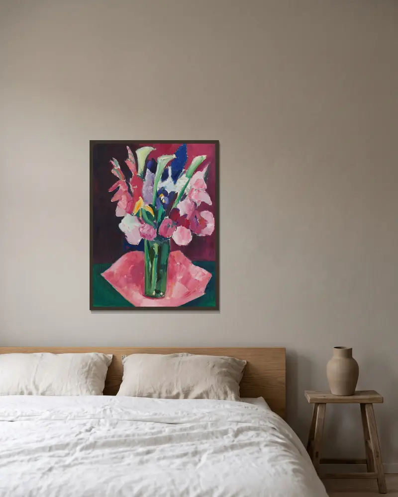 Flowers In A Vase av Marsden Hartley inramad på en vägg