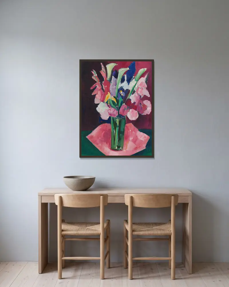 Flowers In A Vase av Marsden Hartley inramad på en vägg