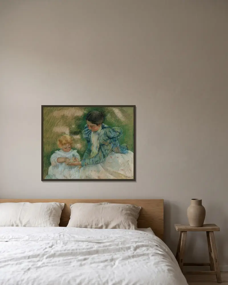 Mother Playing with Child av Mary Cassatt inramad på en vägg