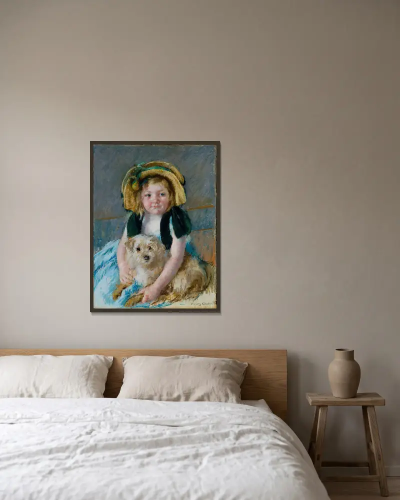 Sara avec son chien av Mary Cassatt inramad på en vägg