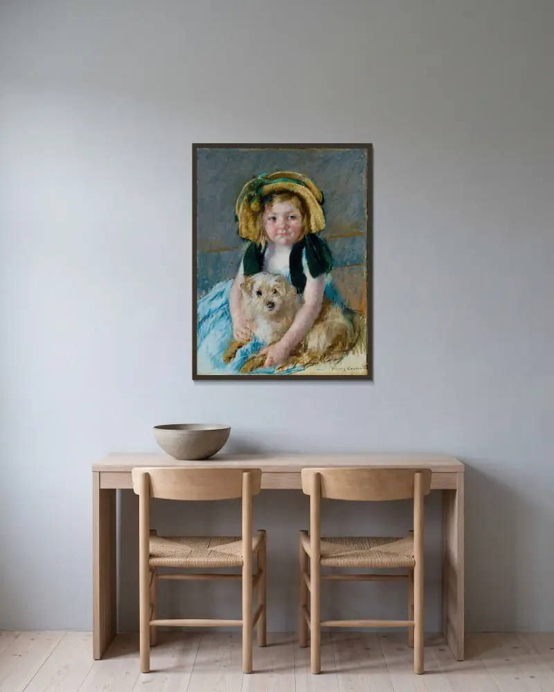 Sara avec son chien av Mary Cassatt inramad på en vägg
