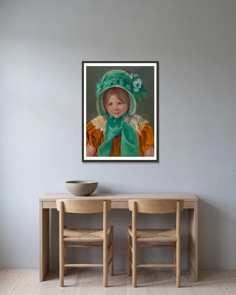 Sara in a Green Bonnet av Mary Cassatt inramad på en vägg