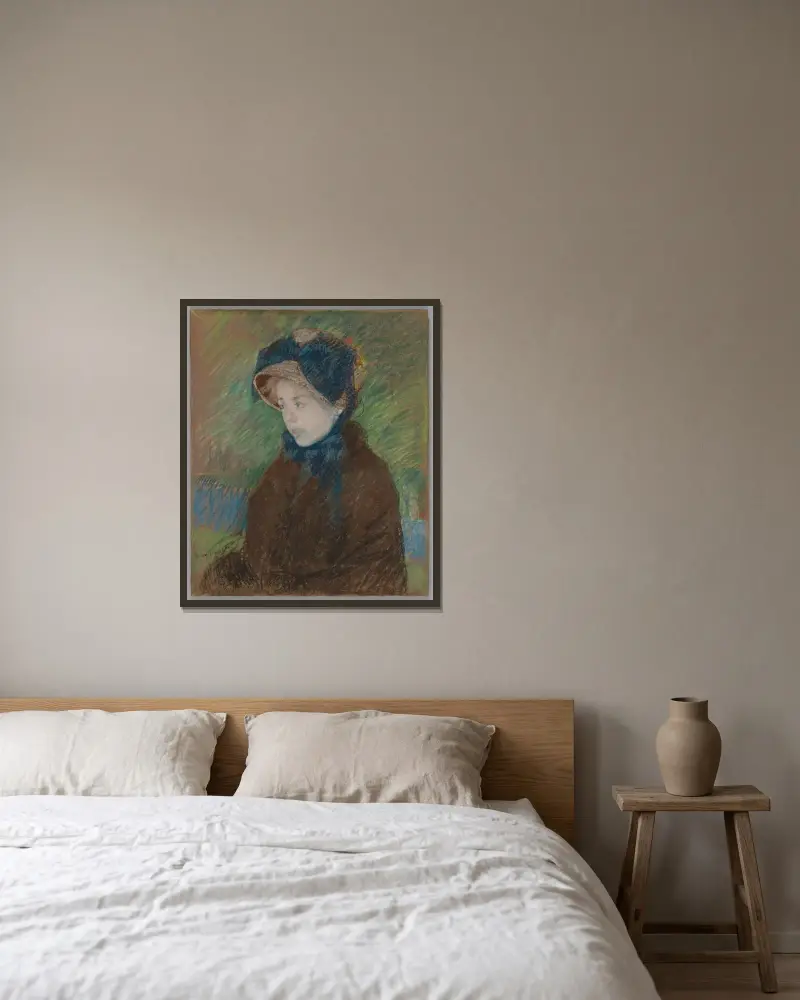 Susan in a Straw Bonnet av Mary Cassatt inramad på en vägg
