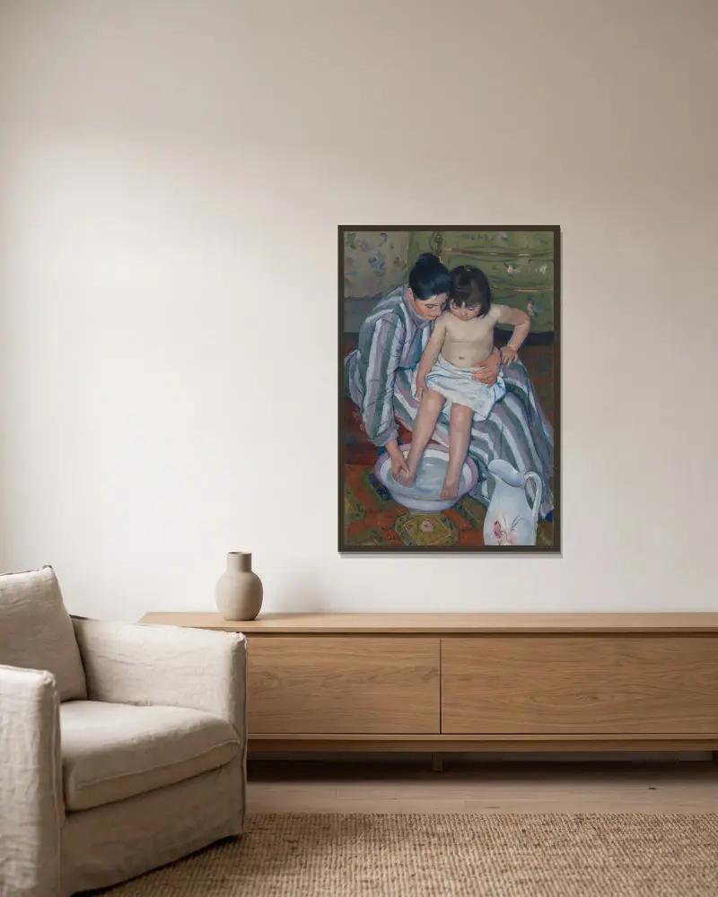 Das Bad des Kindes von Mary Cassatt gerahmt an einer Wand