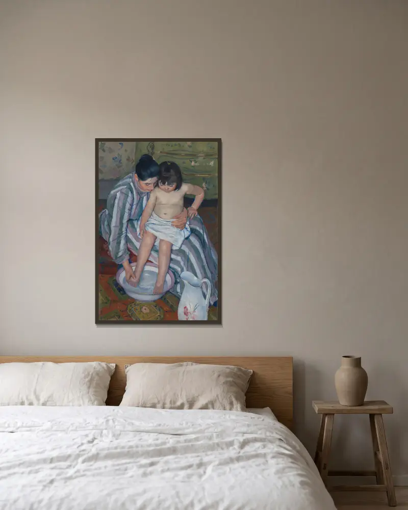 Das Bad des Kindes von Mary Cassatt gerahmt an einer Wand