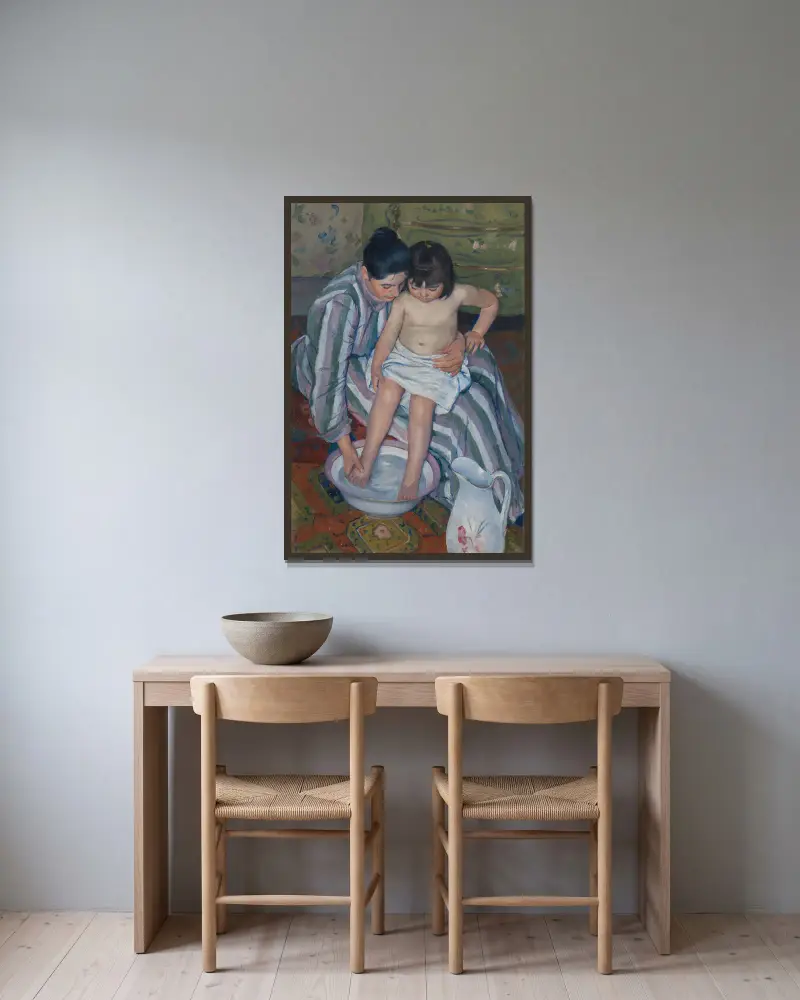 Das Bad des Kindes von Mary Cassatt gerahmt an einer Wand