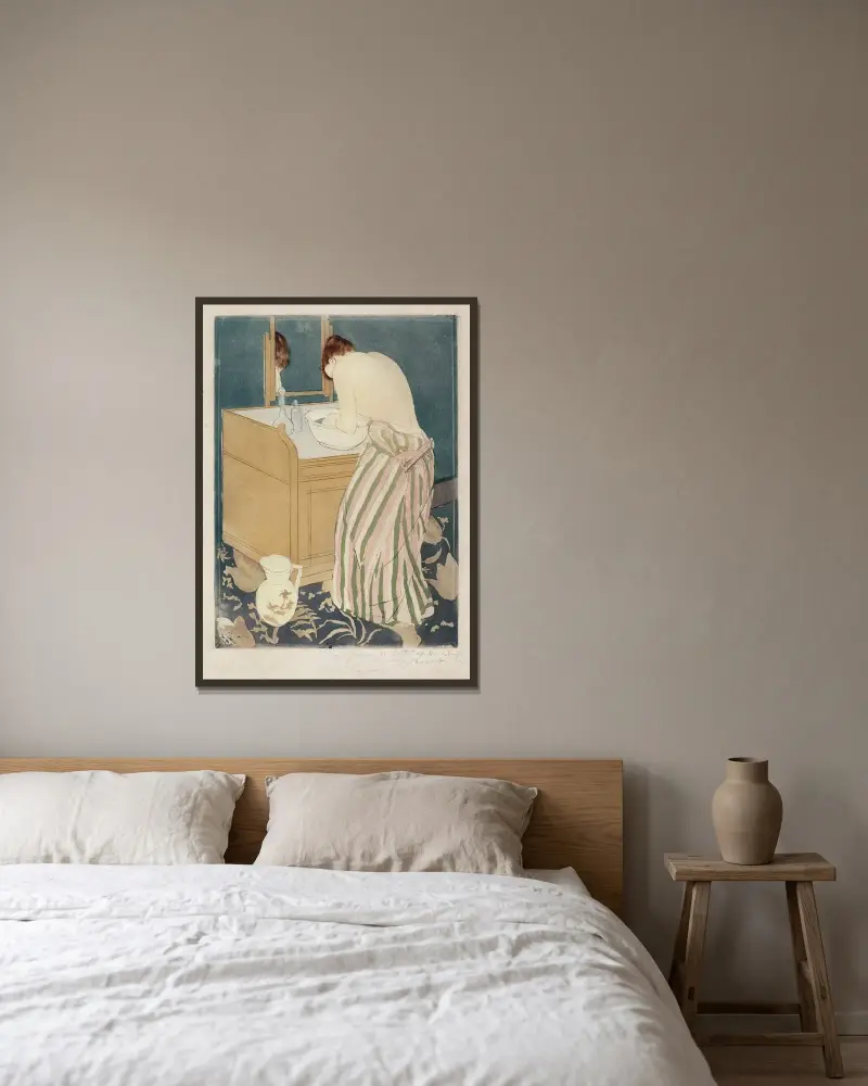 Frau beim Baden von Mary Cassatt gerahmt an einer Wand