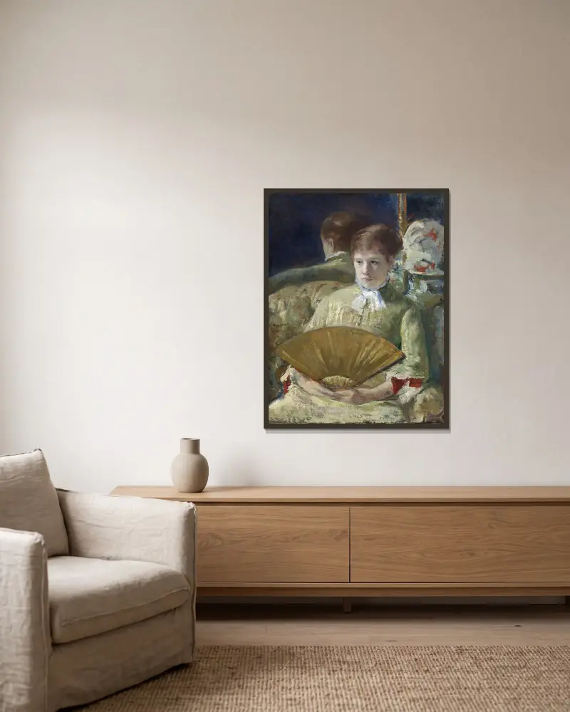 Woman with a Fan av Mary Cassatt inramad på en vägg