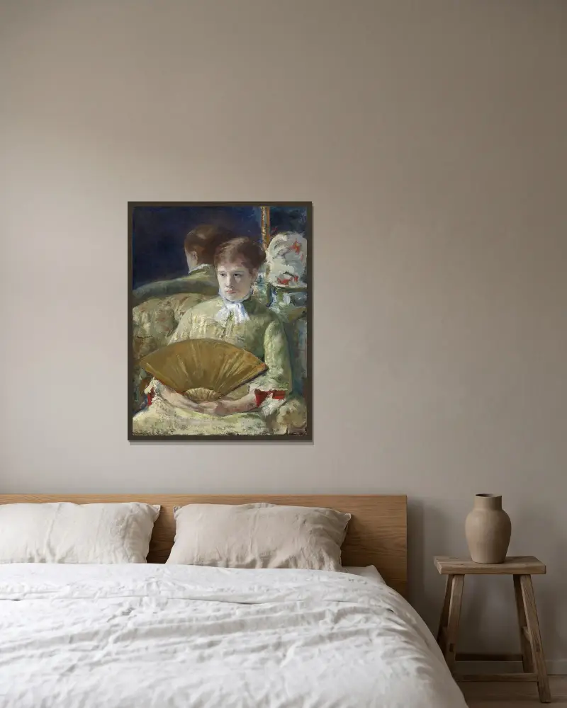 Woman with a Fan av Mary Cassatt inramad på en vägg
