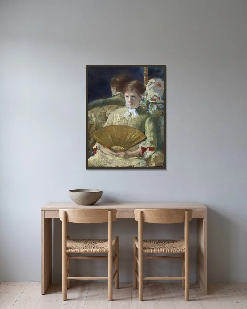 Woman with a Fan av Mary Cassatt inramad på en vägg