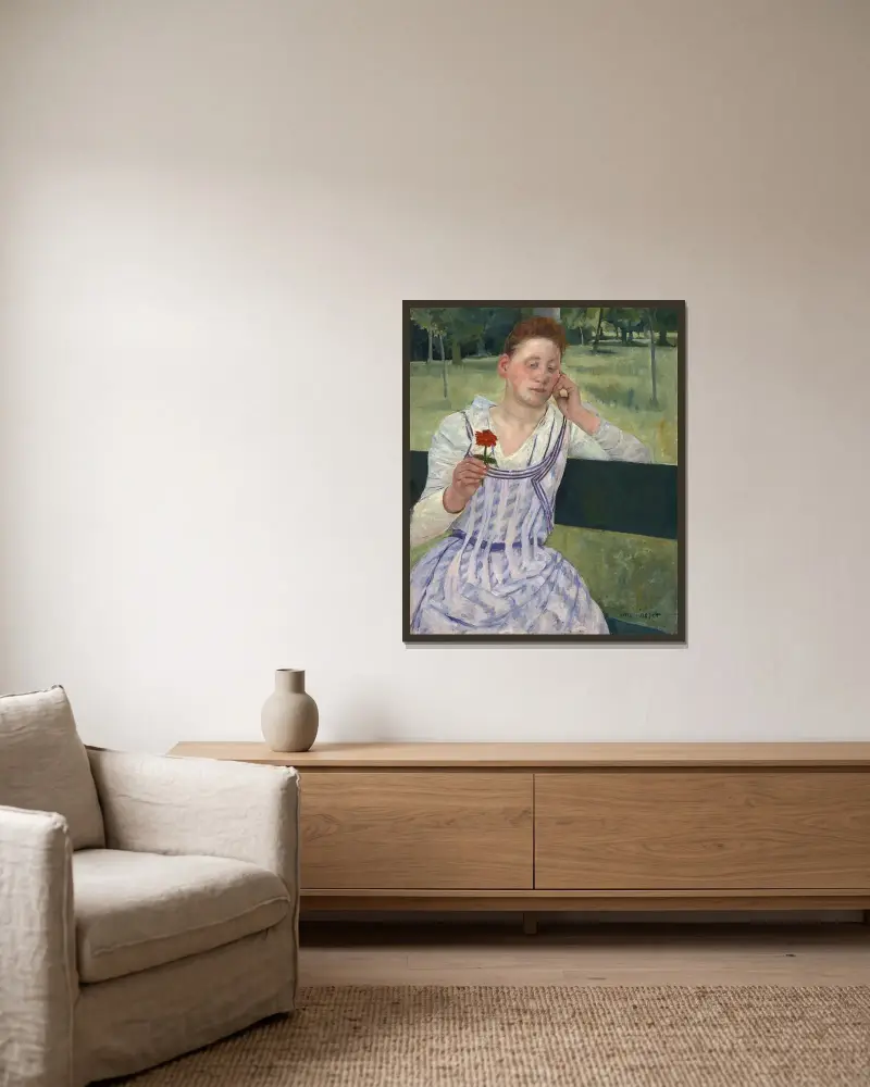 Frau mit einer roten Zinnie von Mary Cassatt gerahmt an einer Wand