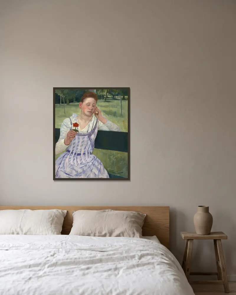 Frau mit einer roten Zinnie von Mary Cassatt gerahmt an einer Wand