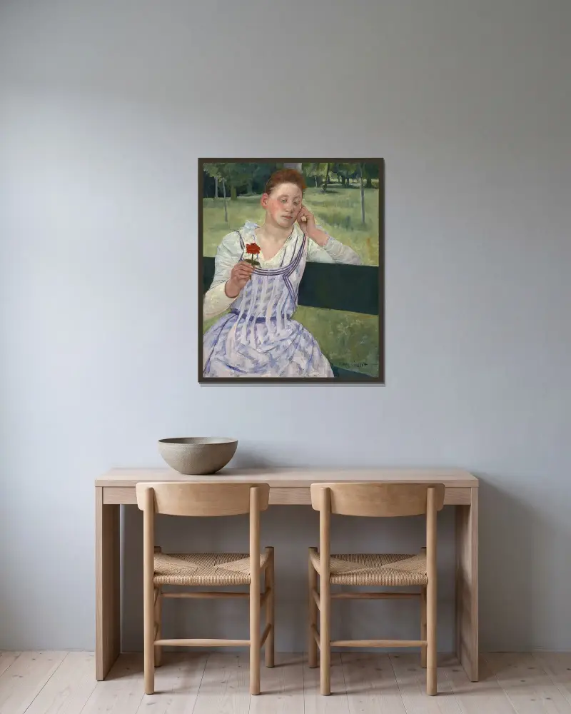 Frau mit einer roten Zinnie von Mary Cassatt gerahmt an einer Wand