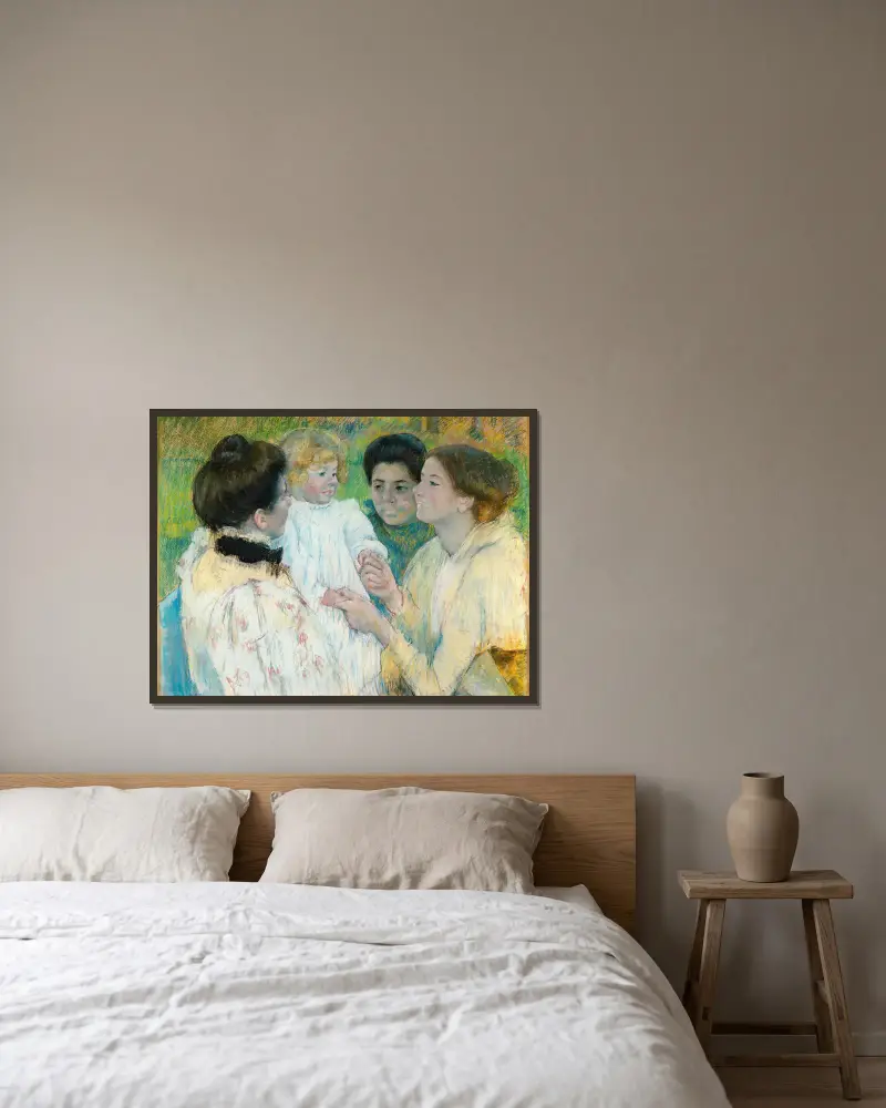 Women Admiring A Child av Mary Cassatt inramad på en vägg