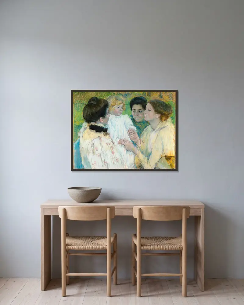 Women Admiring A Child av Mary Cassatt inramad på en vägg