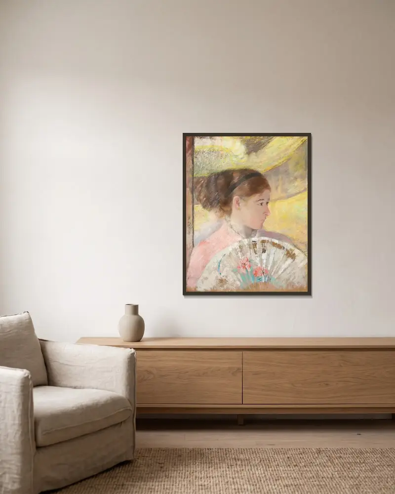 Young Lady in a Loge Gazing to Right av Mary Cassatt inramad på en vägg
