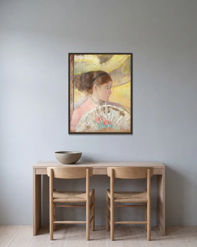 Young Lady in a Loge Gazing to Right av Mary Cassatt inramad på en vägg