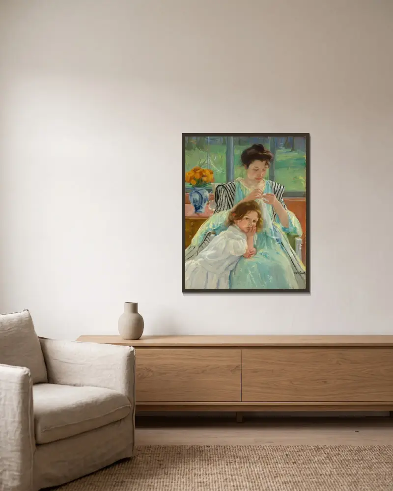Young Mother Sewing av Mary Cassatt inramad på en vägg