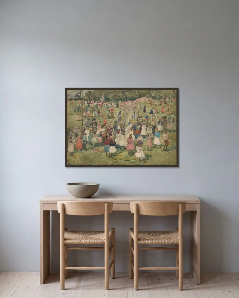 May Day, Central Park av Maurice Prendergast inramad på en vägg
