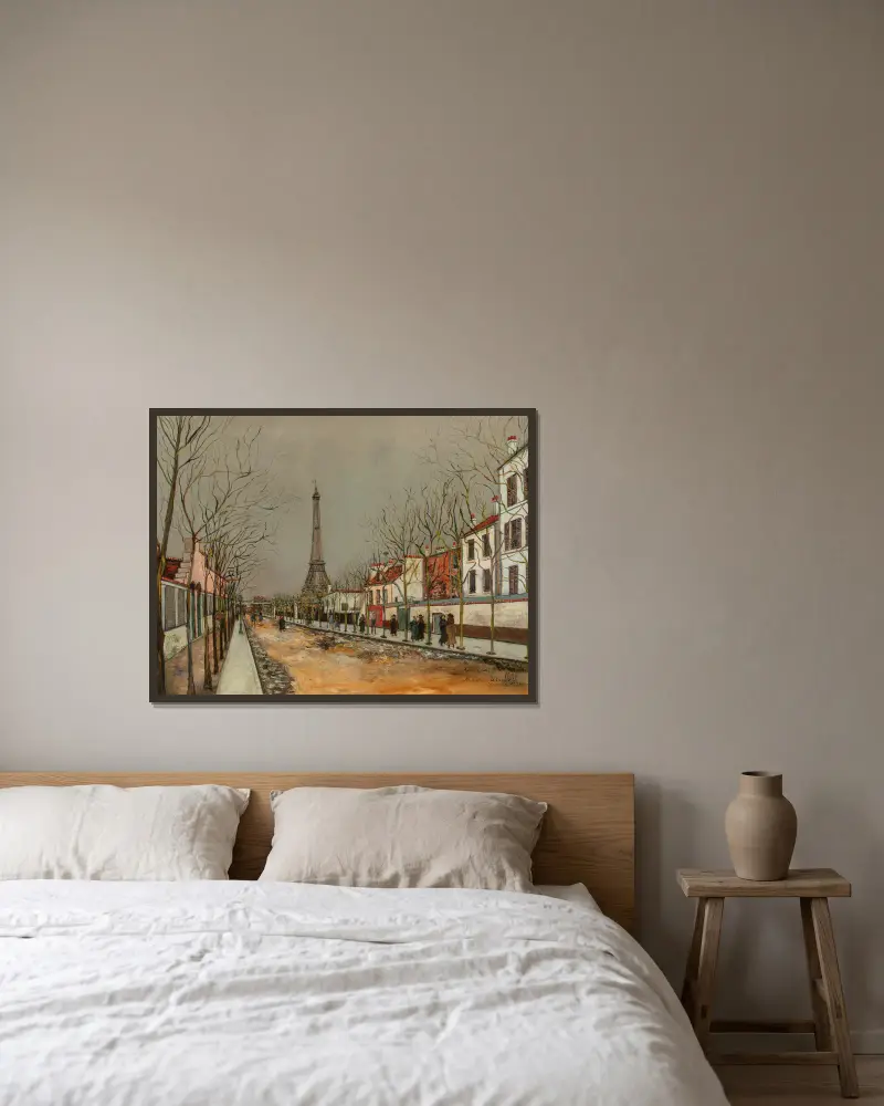 Avenue de Versailles et la Tour Eiffel av Maurice Utrillo inramad på en vägg