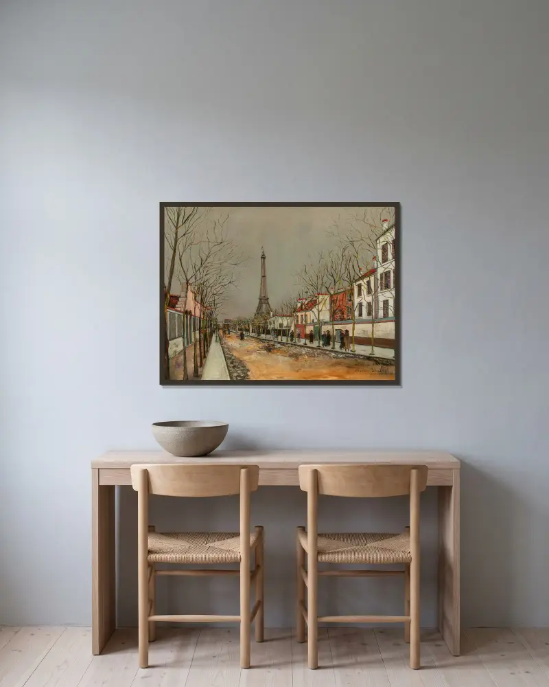 Avenue de Versailles et la Tour Eiffel av Maurice Utrillo inramad på en vägg