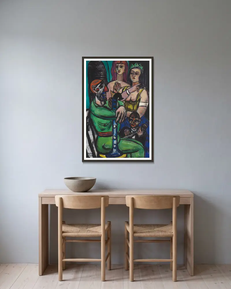 Großer Clown mit Frauen und kleiner Clown von Max Beckmann gerahmt an einer Wand