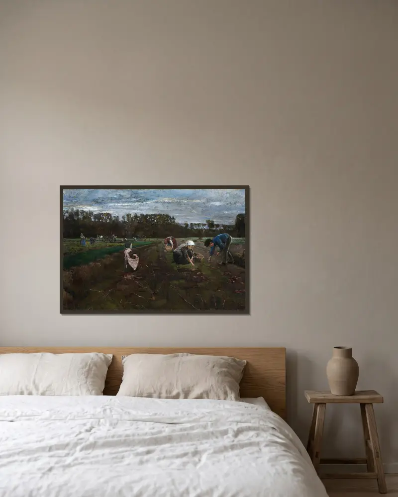 Kartoffelernte von Max Liebermann gerahmt an einer Wand