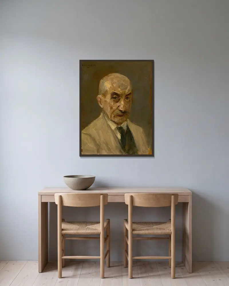 Självporträtt i målarklädsel, byst mot höger av Max Liebermann inramad på en vägg