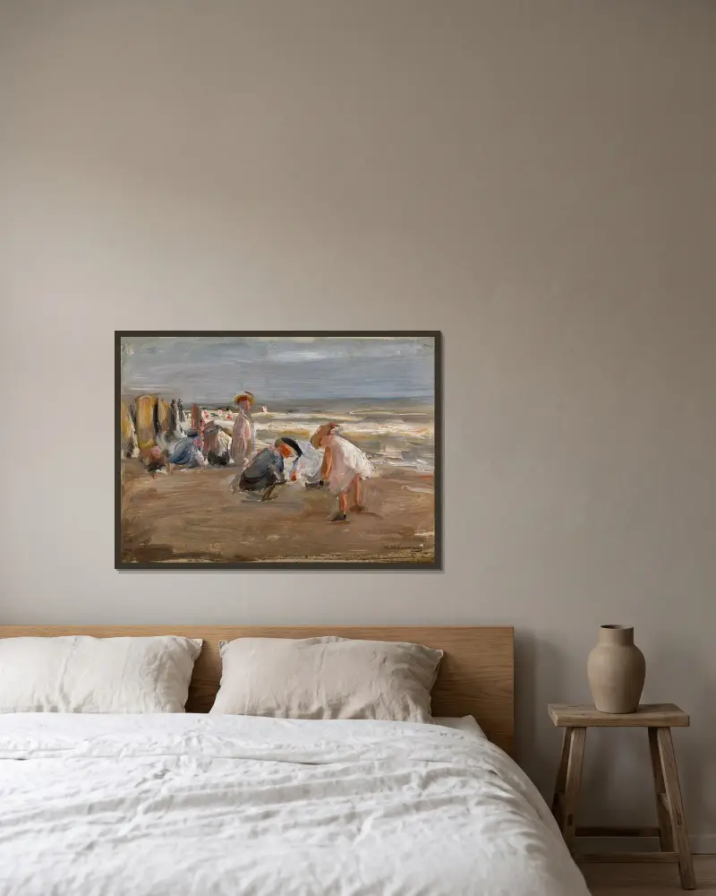 Lekande barn på stranden av Max Liebermann inramad på en vägg