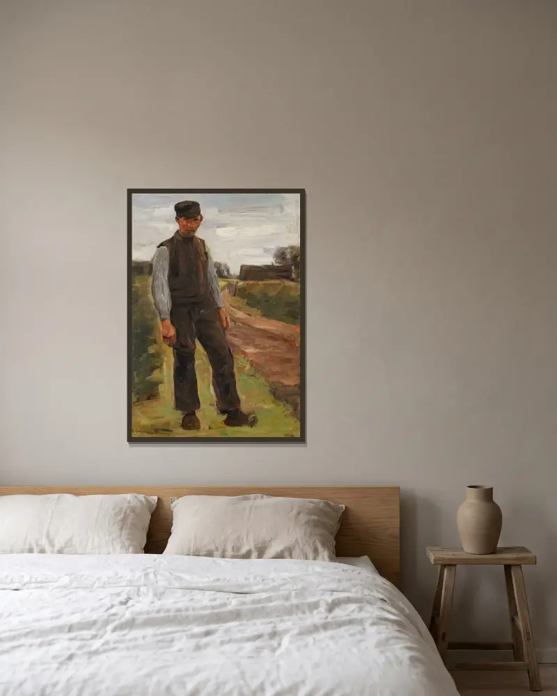 Stående bonde på en väg av Max Liebermann inramad på en vägg