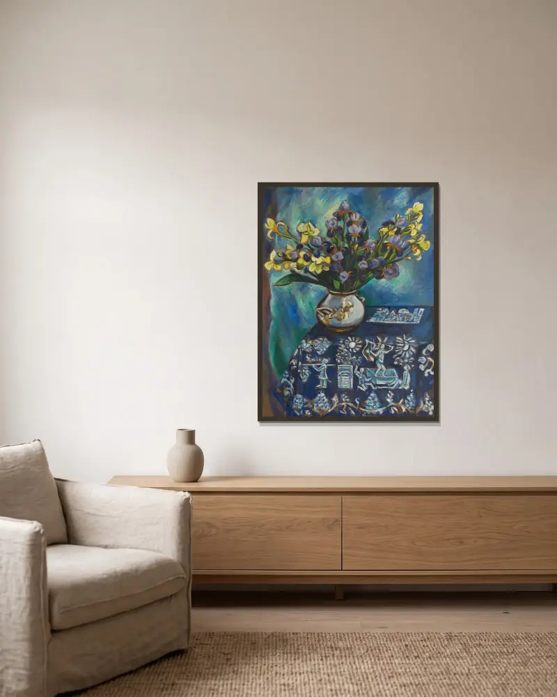 Den blå filten (Stilleben i blått) (Blomstilleben) av Hermann Max Pechstein inramad på en vägg