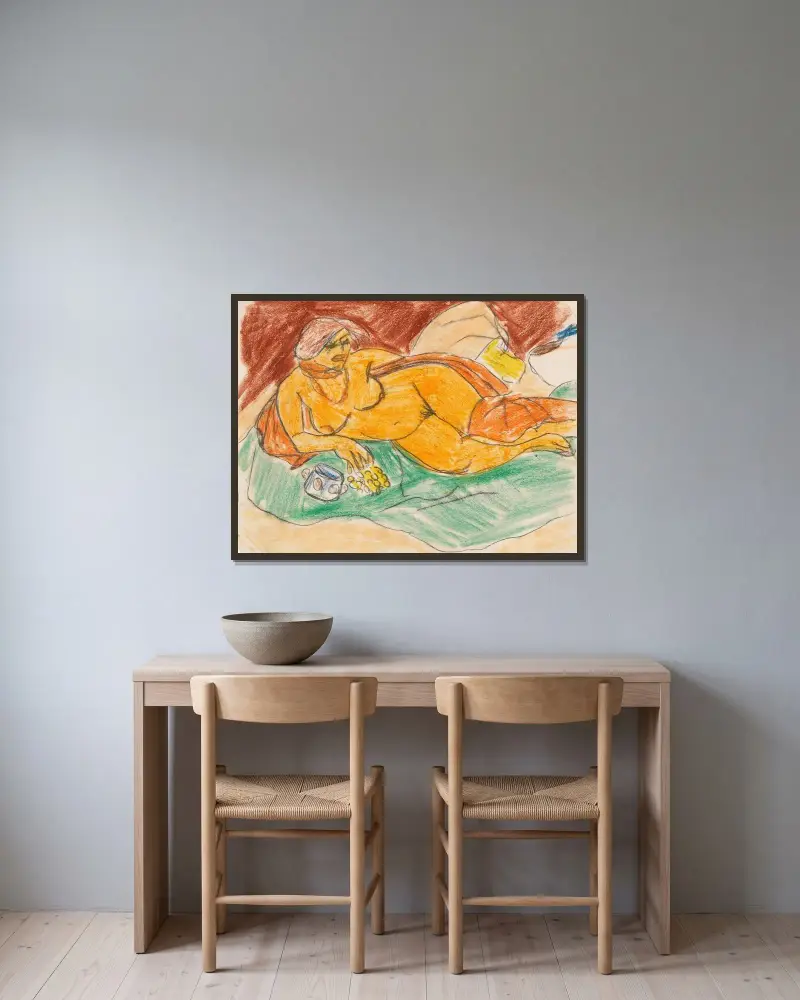 Liggande gul akt av Hermann Max Pechstein inramad på en vägg