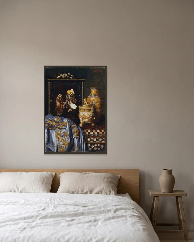 Stillleben mit japanischen Kunstgegenständen von Max Schödl gerahmt an einer Wand