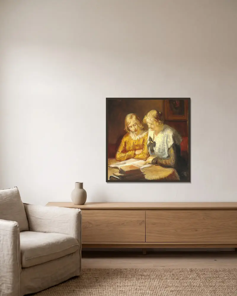 To unge piger sidder ved bordet og læser i en bog av Michael Ancher inramad på en vägg
