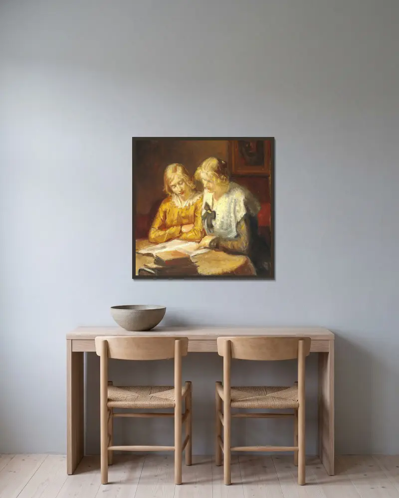 To unge piger sidder ved bordet og læser i en bog av Michael Ancher inramad på en vägg