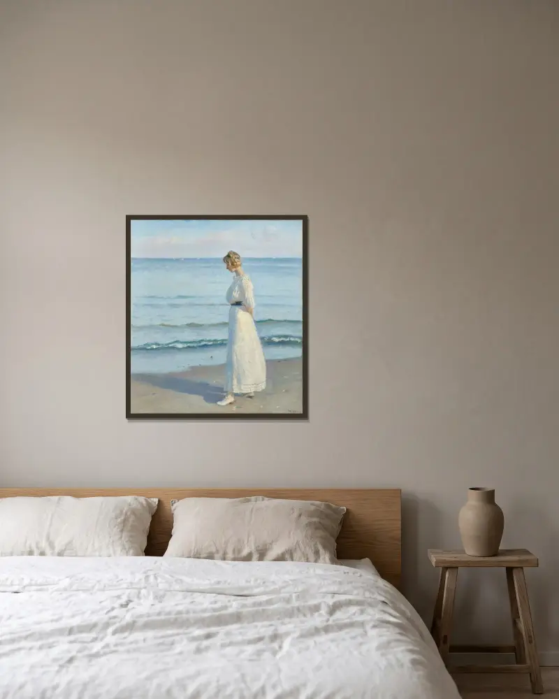 Junges Mädchen am Sønderstrand in Skagen von Michael Ancher gerahmt an einer Wand