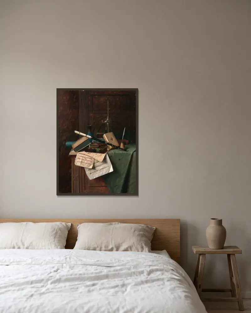 Stilleben med flöjt, vas och romersk lampa av William Michael Harnett inramad på en vägg