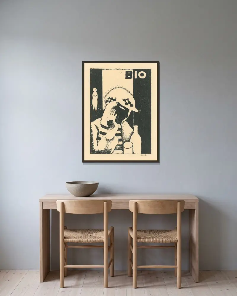 Bio av Mikuláš Galanda inramad på en vägg