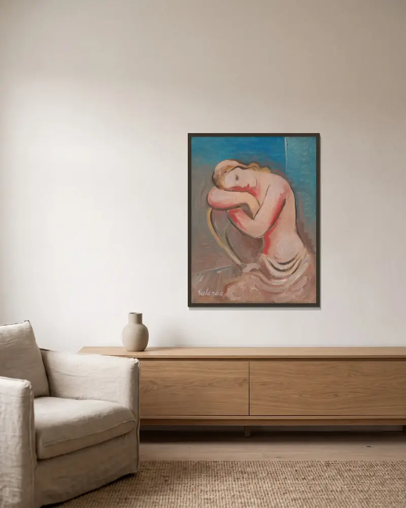 Sitzendes Modell von Mikuláš Galanda gerahmt an einer Wand