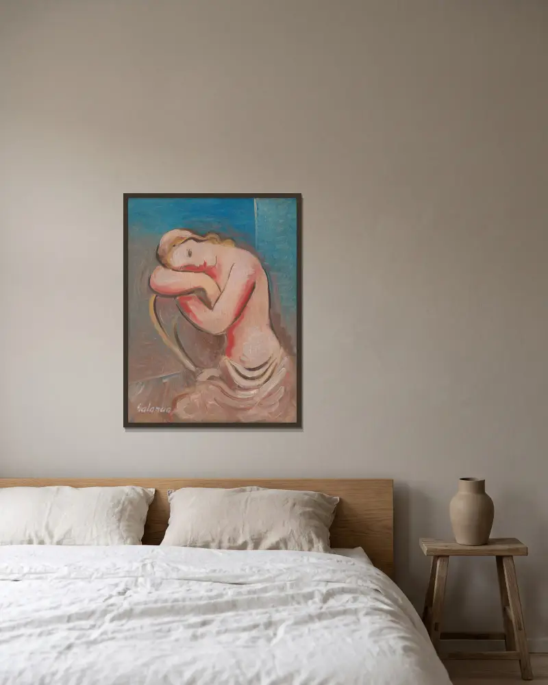 Sitzendes Modell von Mikuláš Galanda gerahmt an einer Wand