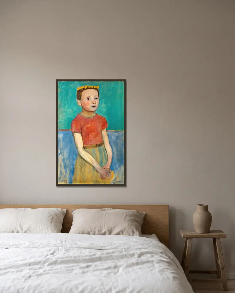 Halvfigur av en flicka med en gul krans i håret av Paula Modersohn-Becker inramad på en vägg