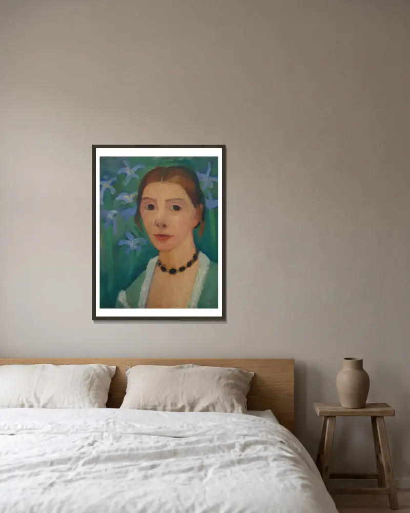 Self-portrait in front of a green background with a blue iris av Paula Modersohn-Becker inramad på en vägg