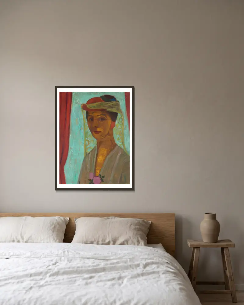 Selbstporträt mit Hut und Schleier von Paula Modersohn-Becker gerahmt an einer Wand