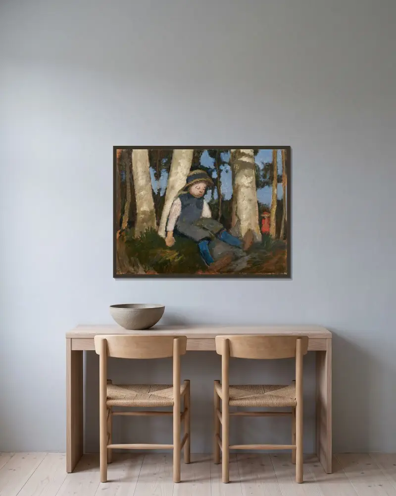 Sitzender Junge mit Strohhut unter Birken von Paula Modersohn-Becker gerahmt an einer Wand