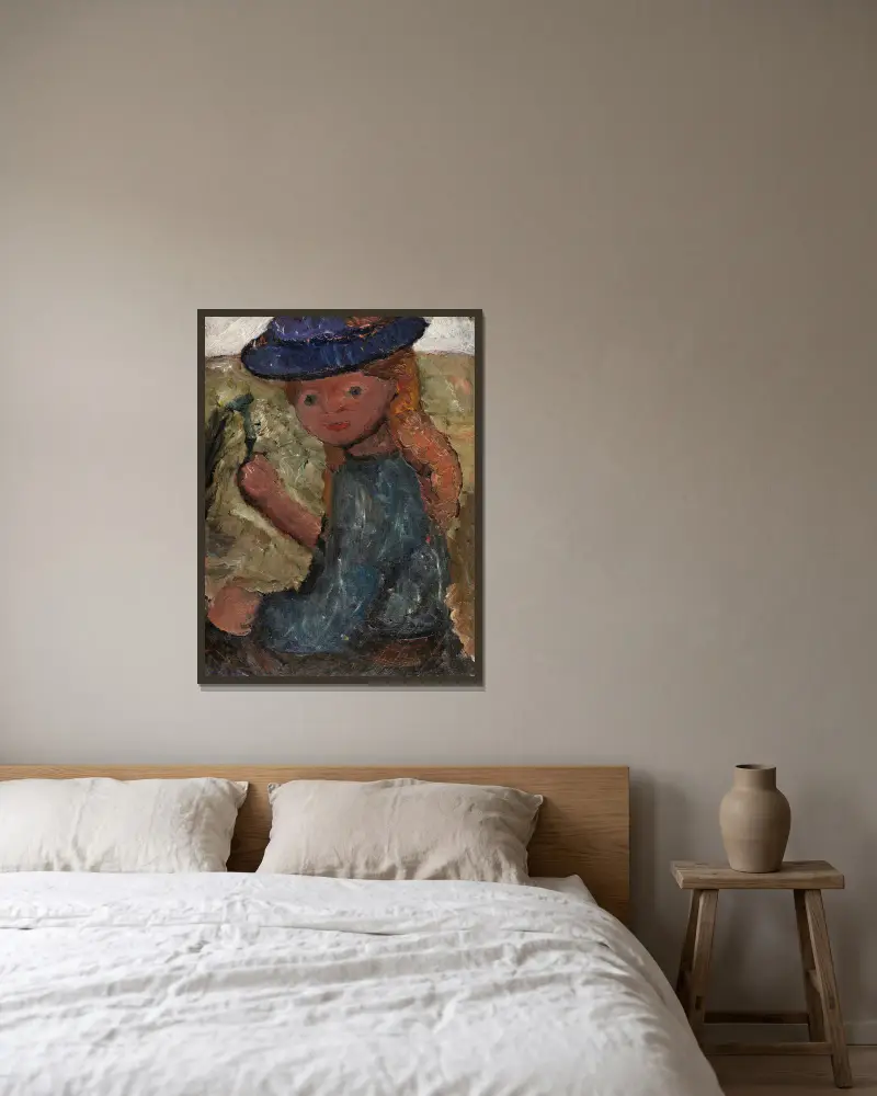 Sitzendes Mädchen mit blauem Hut und Blume in der rechten Hand av Paula Modersohn-Becker inramad på en vägg